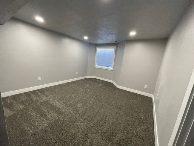 Building Photo - 620 N Fairfield Rd