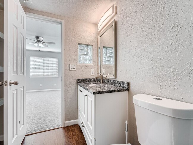 Building Photo - 2 Bed, 2 Bath Condo in Aurora!