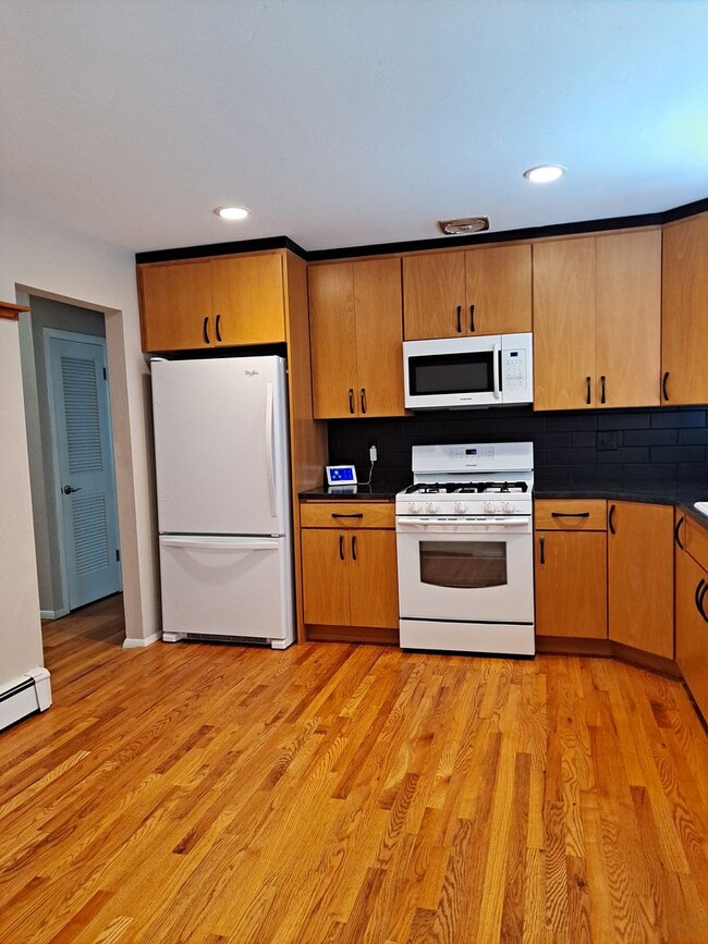 Building Photo - ALL PROSPECTIVE TENANTS MUST SUBMIT A $58 ...