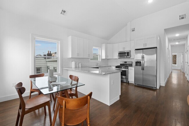 Building Photo - 111 Charles St