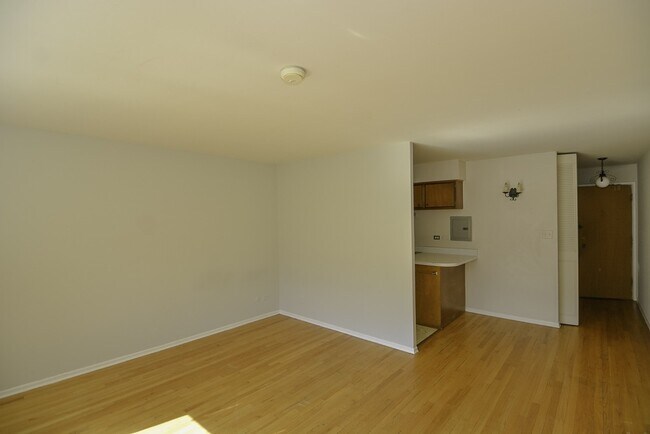 Building Photo - 675 W Wrightwood