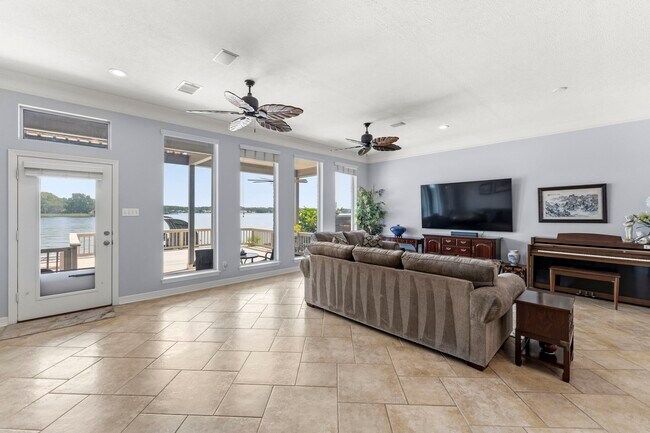 Building Photo - 1208 Lake View Dr