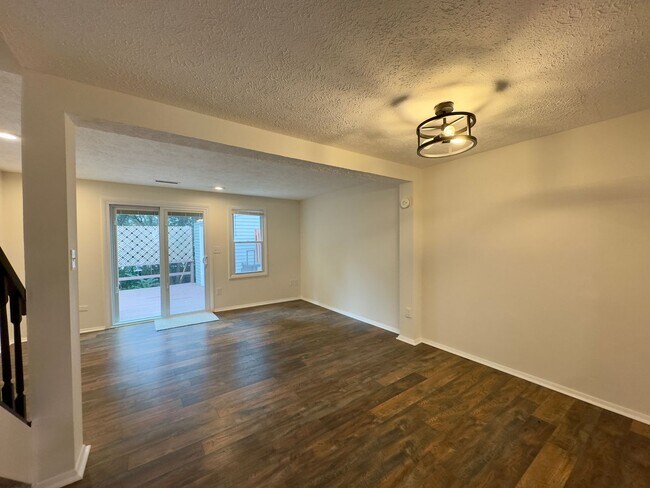Building Photo - Charming 2 Bedroom/1.5 Bathroom End-Row To...