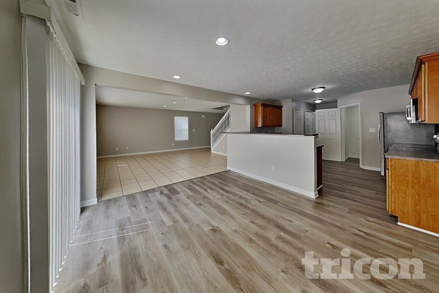 Building Photo - 2337 Middle View Dr
