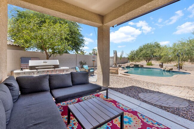 Building Photo - Stylish Home with Loft, Den, Great Room & ...
