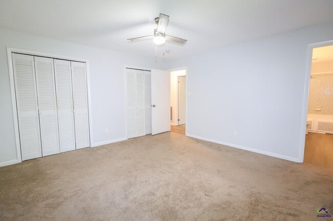 Building Photo - 205 Lake Placid Dr