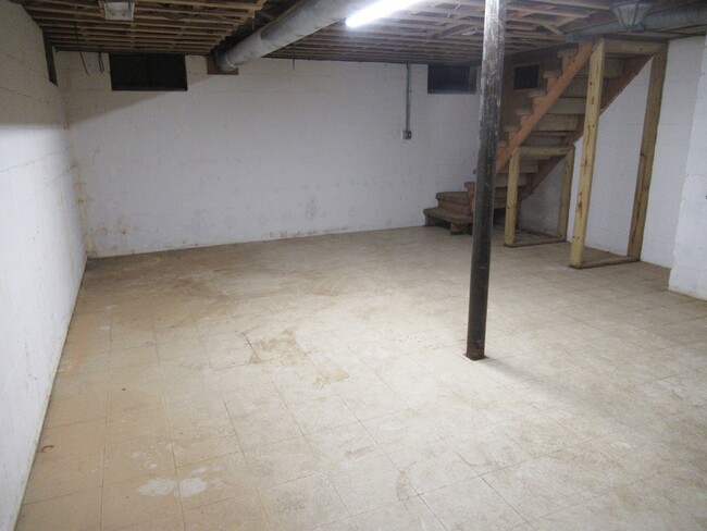 Building Photo - Three  Bedroom Brick Ranch in Downtown Lin...