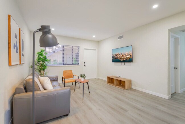 Building Photo - 700 SW 11th Ave