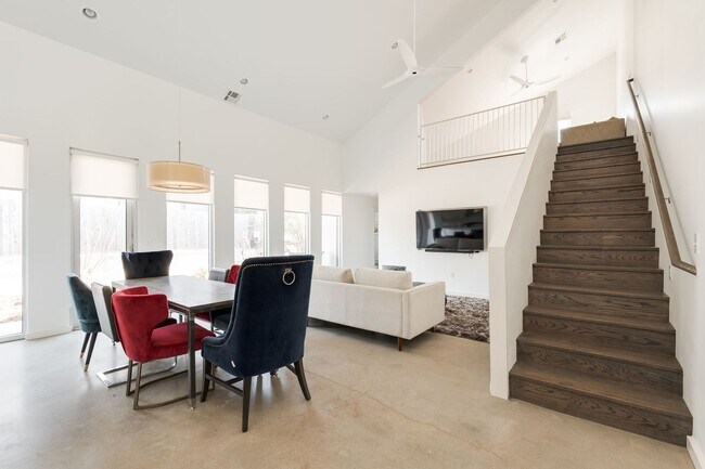 Building Photo - Modern Living + Downtown OKC + 3 bedrooms + 2 Car Garage