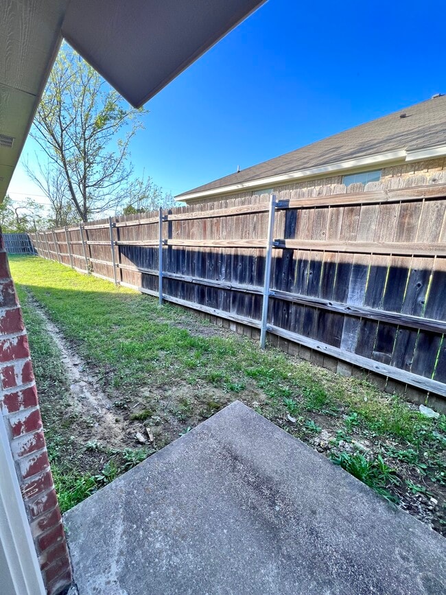 Building Photo - 501 Manhattan Dr