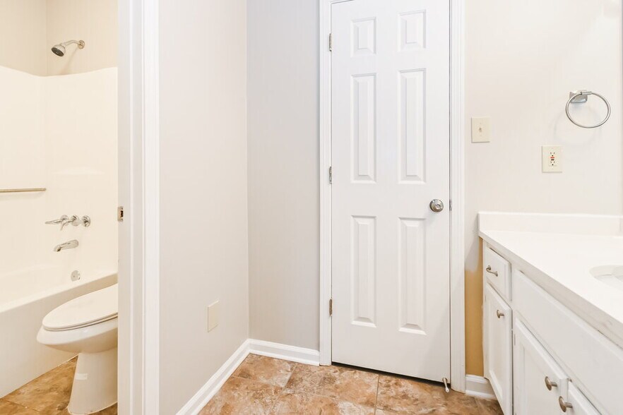 Building Photo - 2811 Maryland Cir E