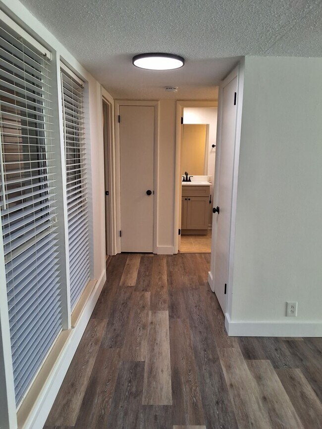 Building Photo - Knoxville 37923 - 2 bed 2 bath condo - cal...