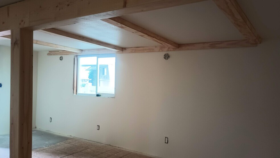 Building Photo - 535 Traffic Way