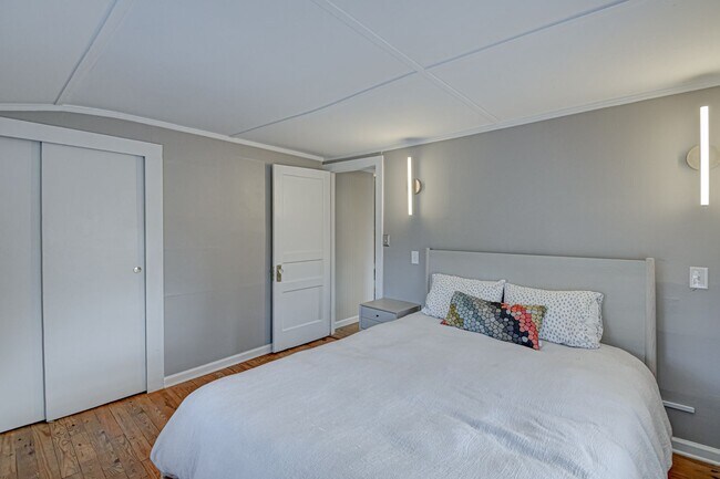 Building Photo - Washington Park 3BR 2Bth Home - available now for both short or long term lease