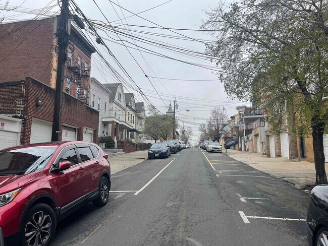 Building Photo - 306 65th St