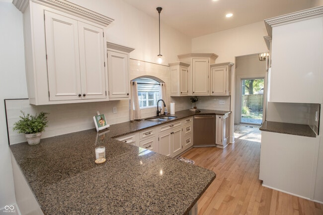 Building Photo - 1383 Cherry St