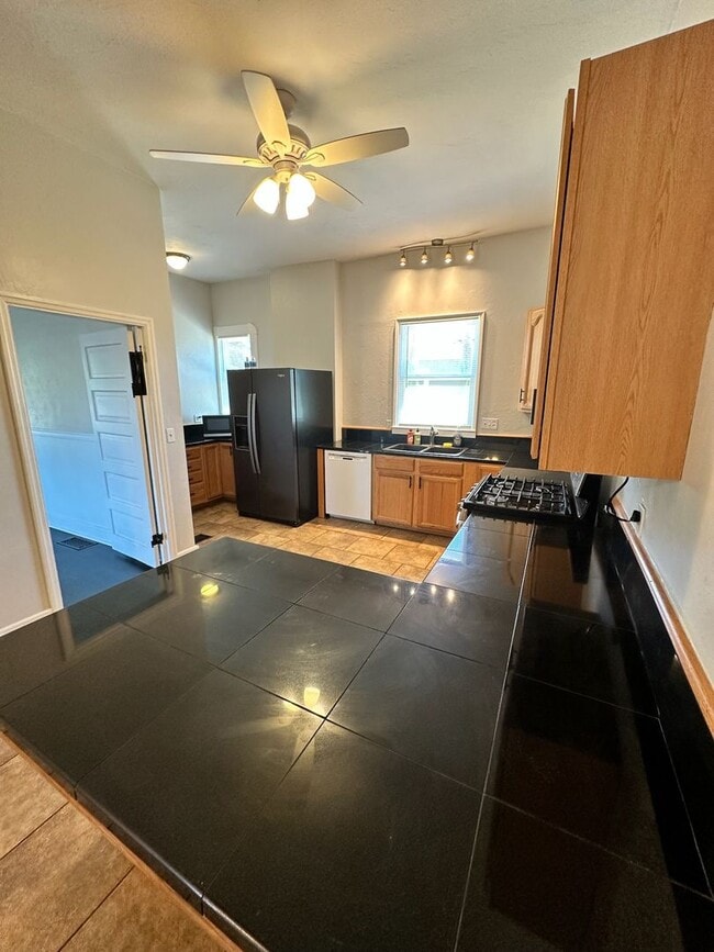 Building Photo - Charming home for rent in Hanford