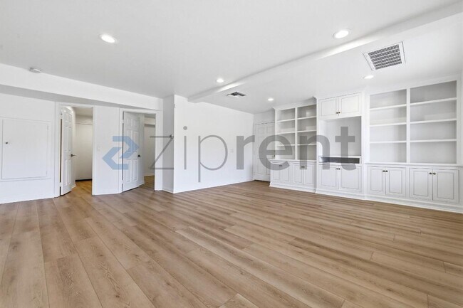 Building Photo - Unit
