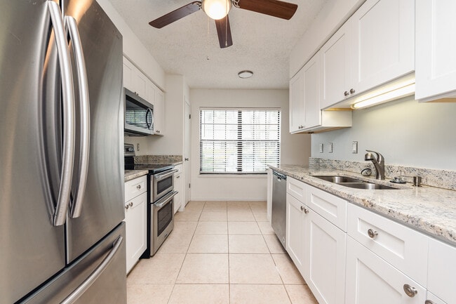 Building Photo - 9 Oakwood Park