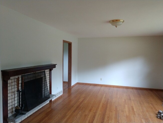 Building Photo - 3 Bedroom 1.5 Bath Single Family Home in H...