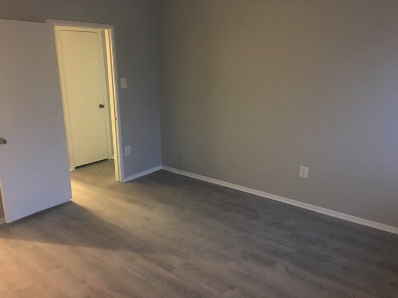 Building Photo - 10241 Prince Pl