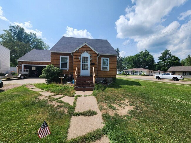 Primary Photo - 2 Bedroom single family in Marshfield