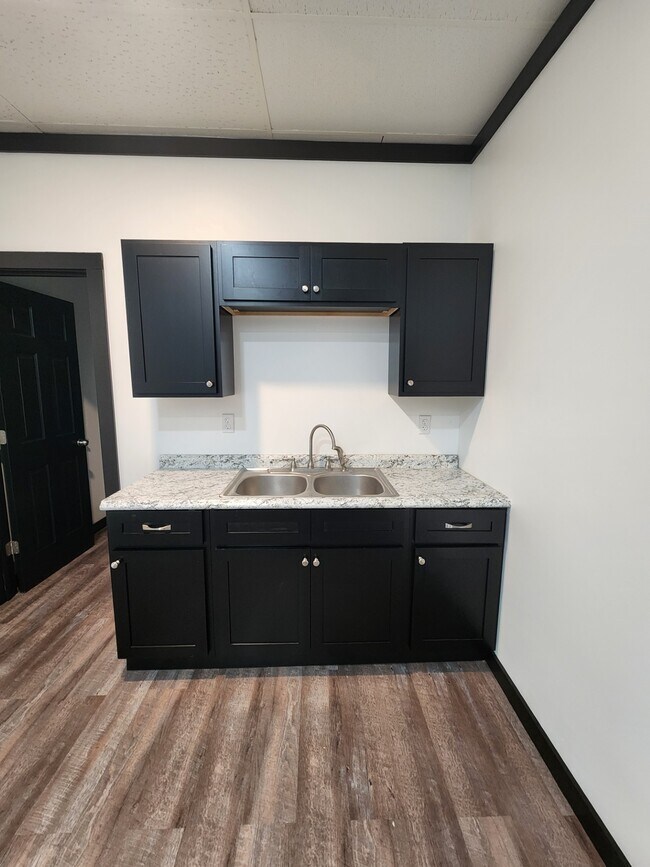 Building Photo - 1125 W 7th St