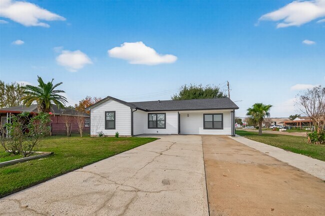 Building Photo - 3527 La Retama Dr