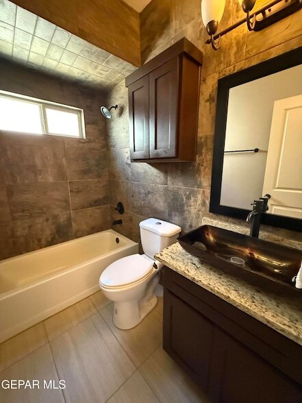 Building Photo - 3873 Loma Dante