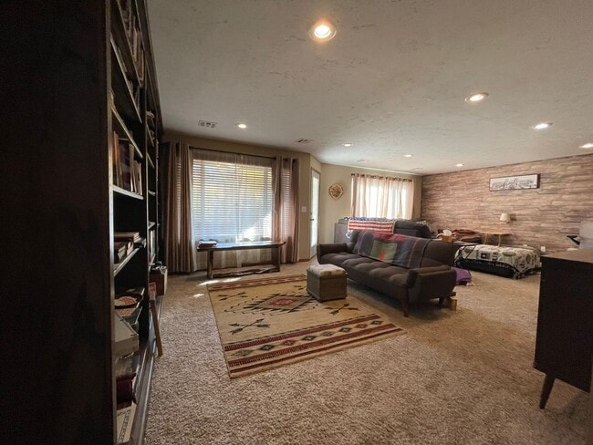Building Photo - West Side Townhome - Close to Ft. Riley - ...
