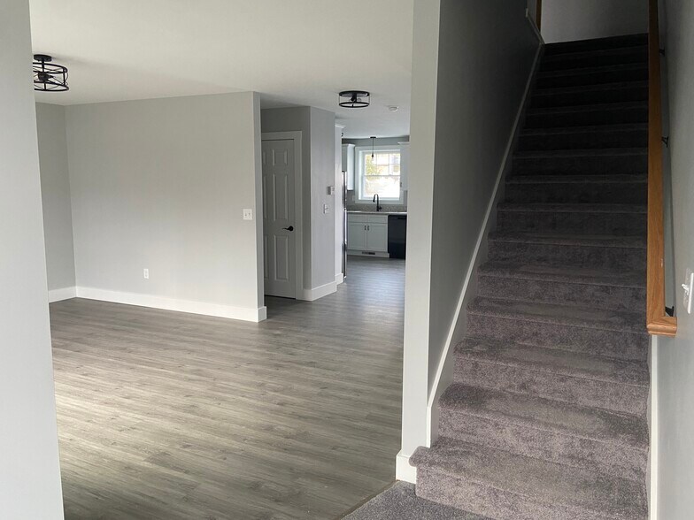 Building Photo - 32 Main St