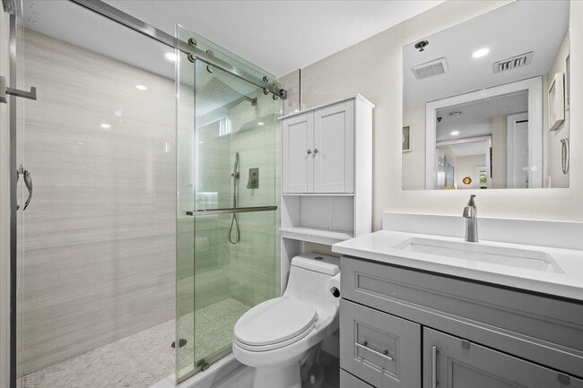 Building Photo - 364 Golfview Rd