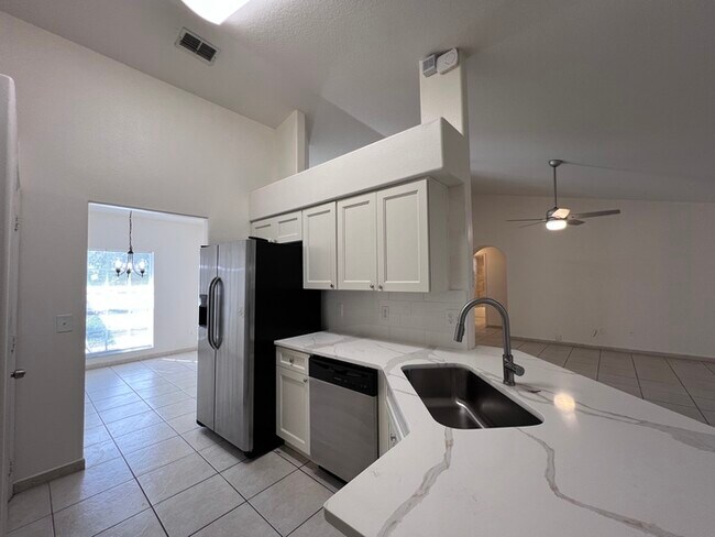 Building Photo - PRICE REDUCED FOR A QUICK MOVE IN!!  Beaut...