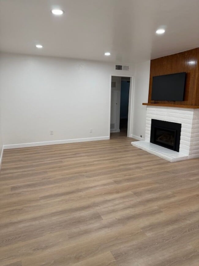 Building Photo - 653 W Henderson Ave