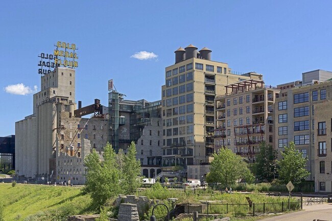 Building Photo - 215 10th Ave S