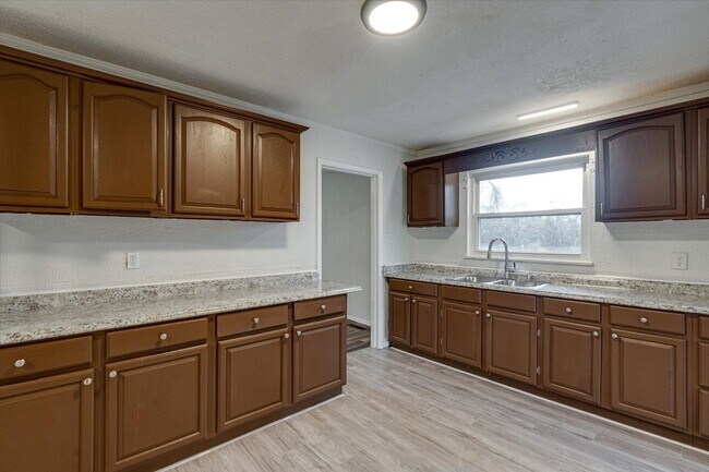 Building Photo - 2000 Milne St