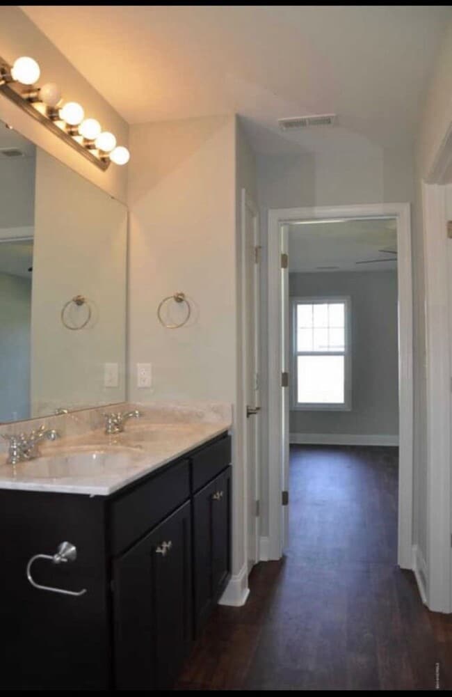 Building Photo - Townhome in Desirable Croatan Crossing Sub...