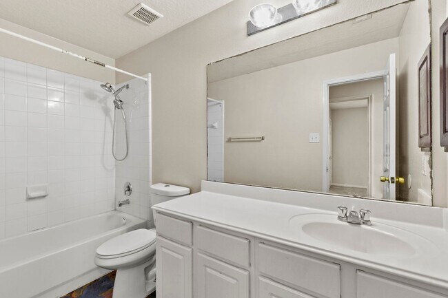 Building Photo - Open Living, Great Layout, Prime Location