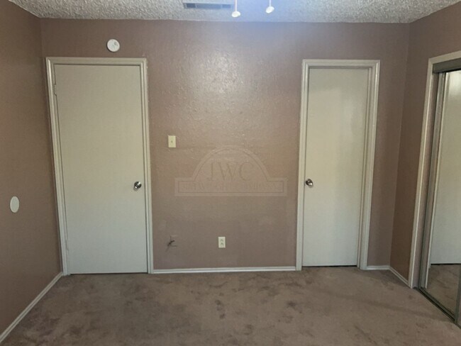 Building Photo - 2212 Silverhill Dr