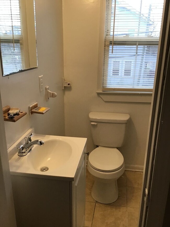 Building Photo - Spacious 2 bedroom duplex