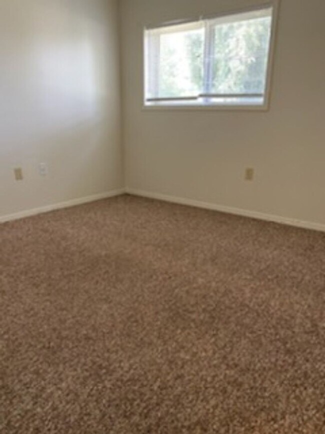 Building Photo - 0200-202 E 16th Street