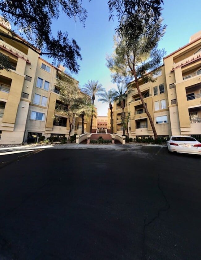 Building Photo - 1 Bedroom Condo In A Luxurious Community!!