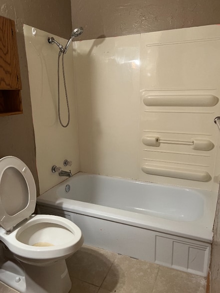 Building Photo - 908 Sycamore Dr