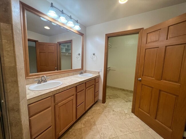 Building Photo - 3/2.5/2 Charming home in Minden!