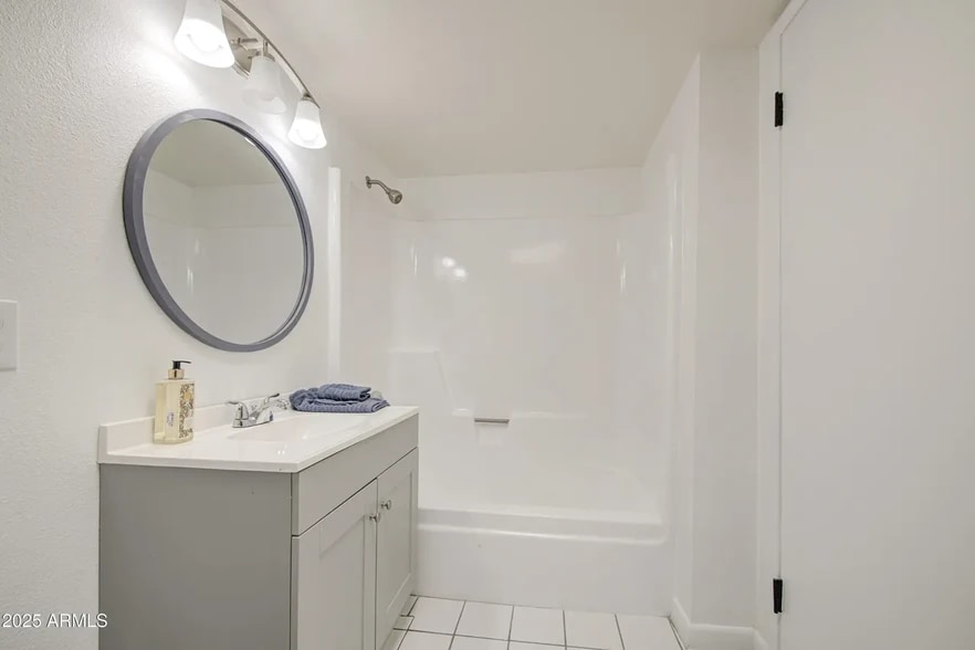 hall bath - 712 S Lebanon Ln