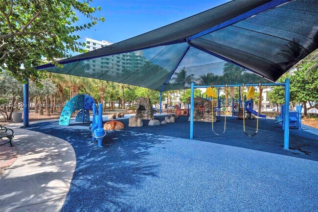 Building Photo - 5313 Collins Ave