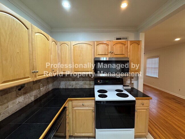 Building Photo - Updated 3 bedroom 2 bathroom home in East Memphis!