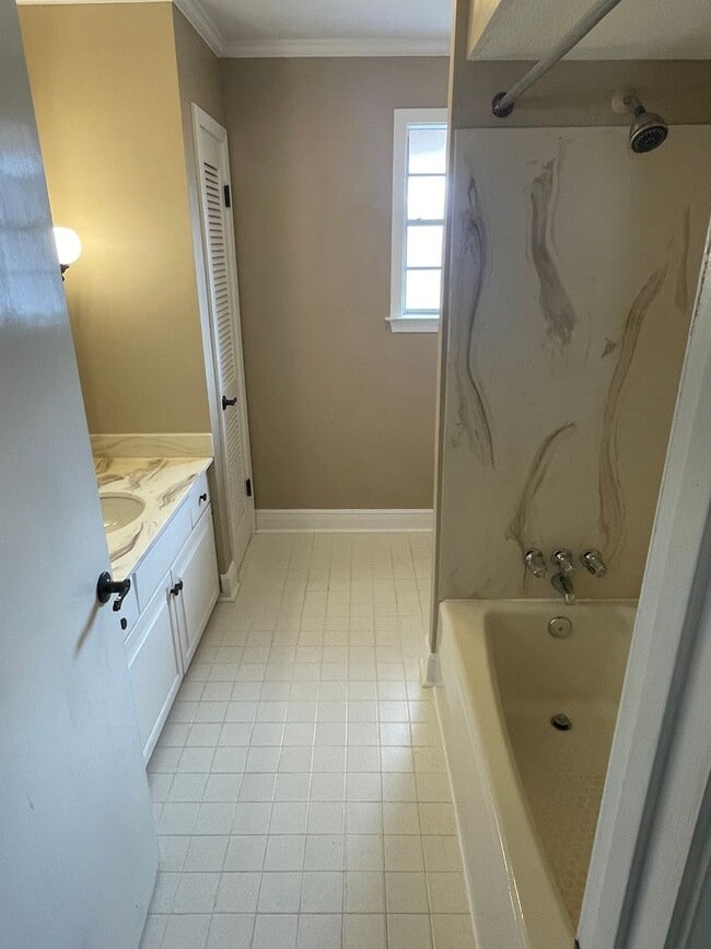 Building Photo - Spacious 4BD Home in Metairie, with Driveway and Fenced in Backyard