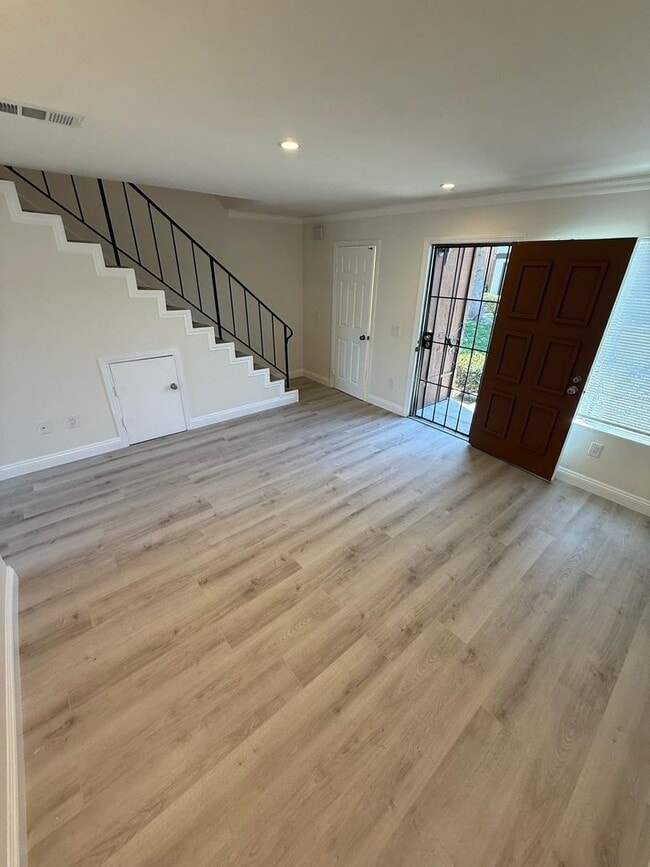 Building Photo - 2 bedroom 1.5 Bath Upgraded Townhome