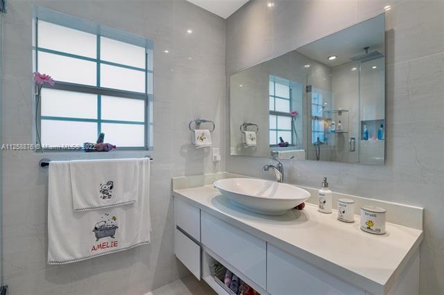 Building Photo - 11401 SW 72nd Plz